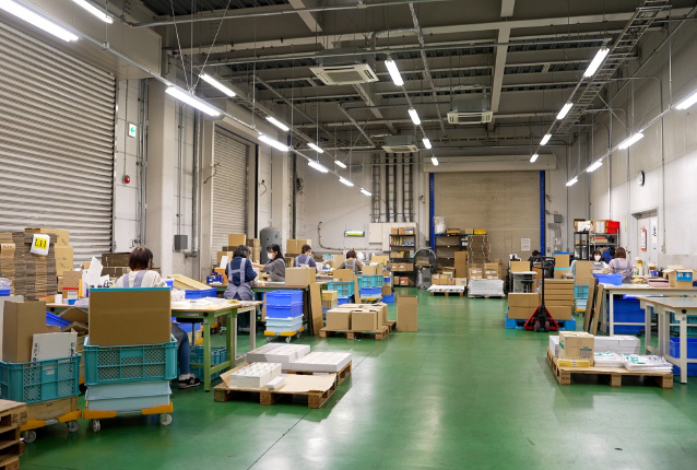 広大なアッセンブリスペースと
機械では実現できない精密な手作業