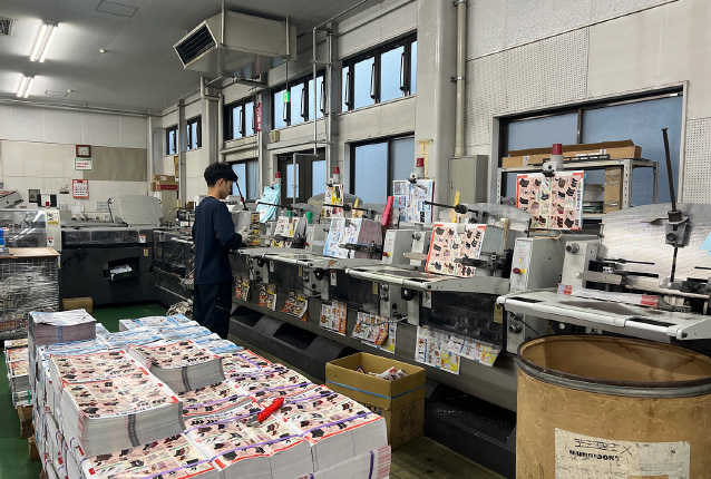 1日700,000冊の
中綴じ製本が可能