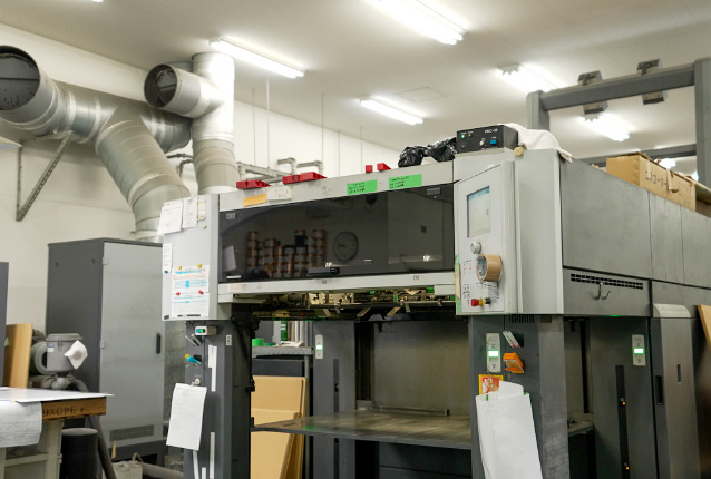 厚紙・板紙はもちろん
PP・PET素材への印刷可能な
UVオフセット印刷機